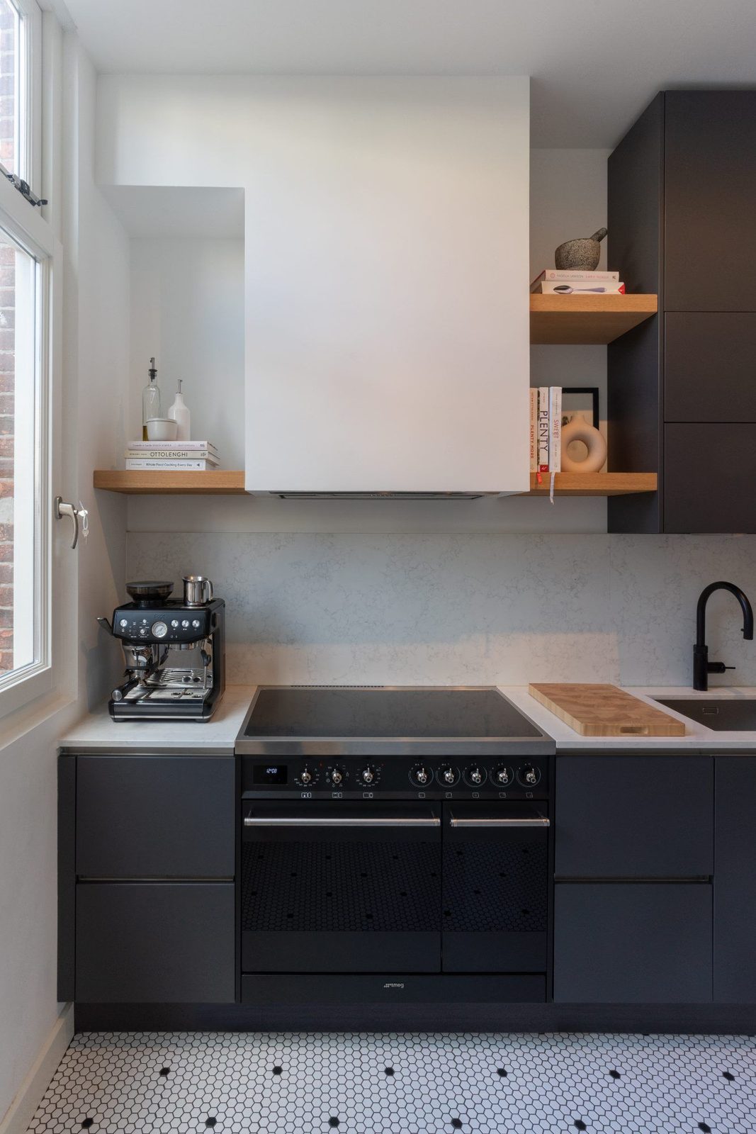 Kitchen with graphite fronts, marble worktop and oak shelves